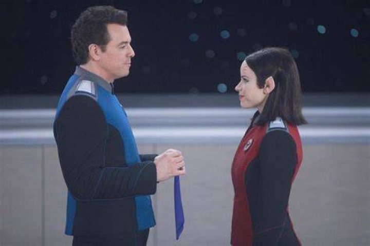 Seth MacFarlane (l) and Halston Sage (r) in The Orville (2017)